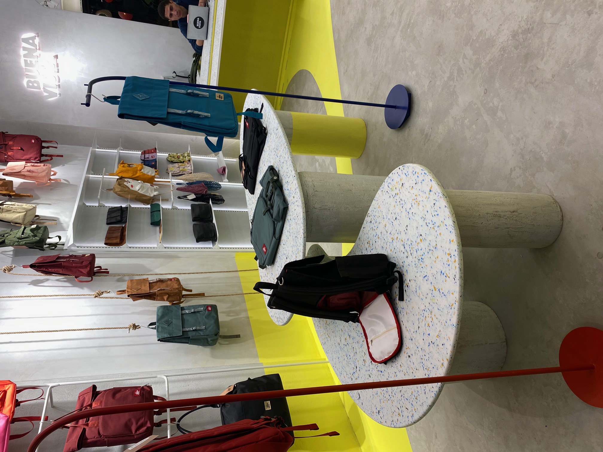 Tienda Buena Vibra con mesas confetti y paneles amarillos