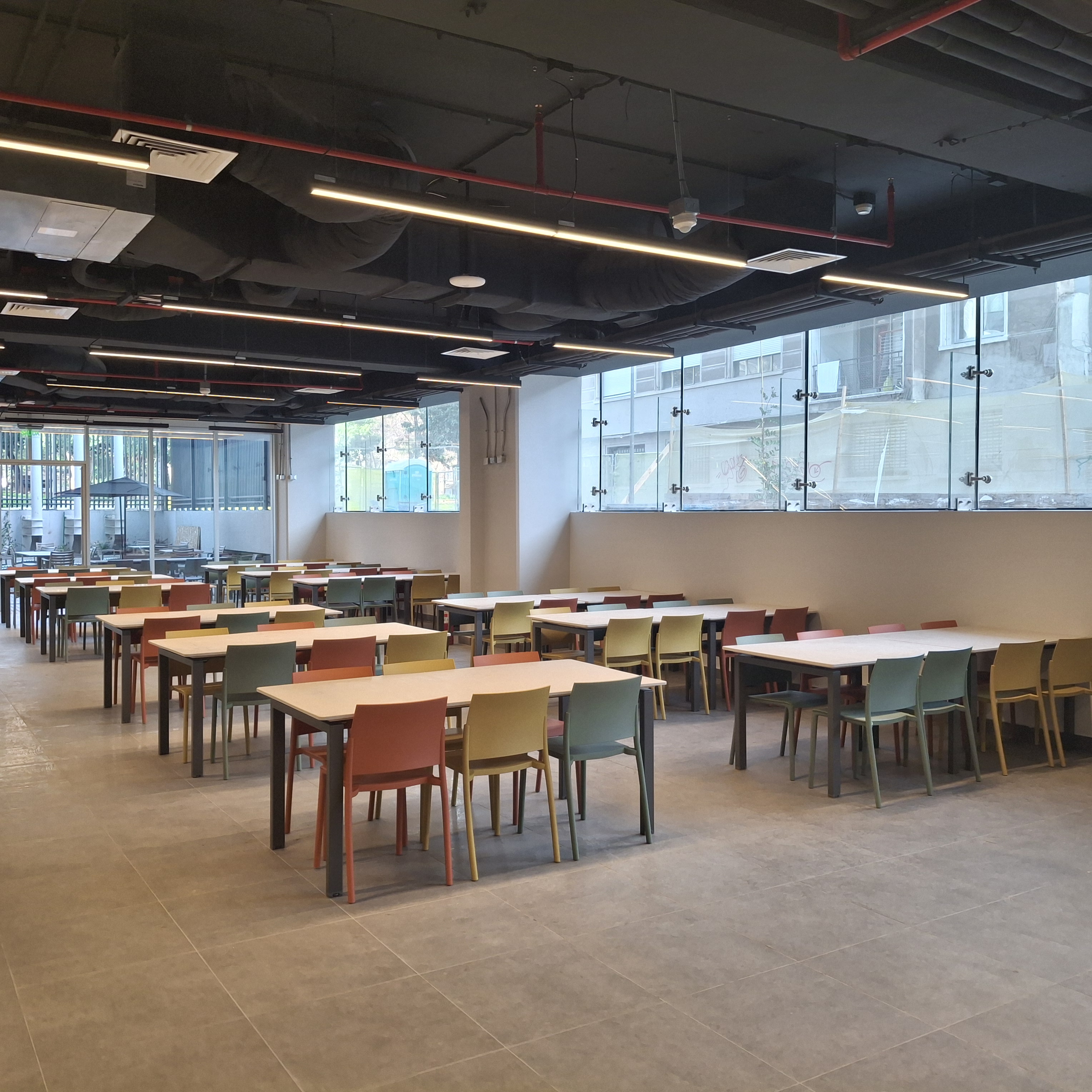 Cafetería con mobiliario de colores y paneles