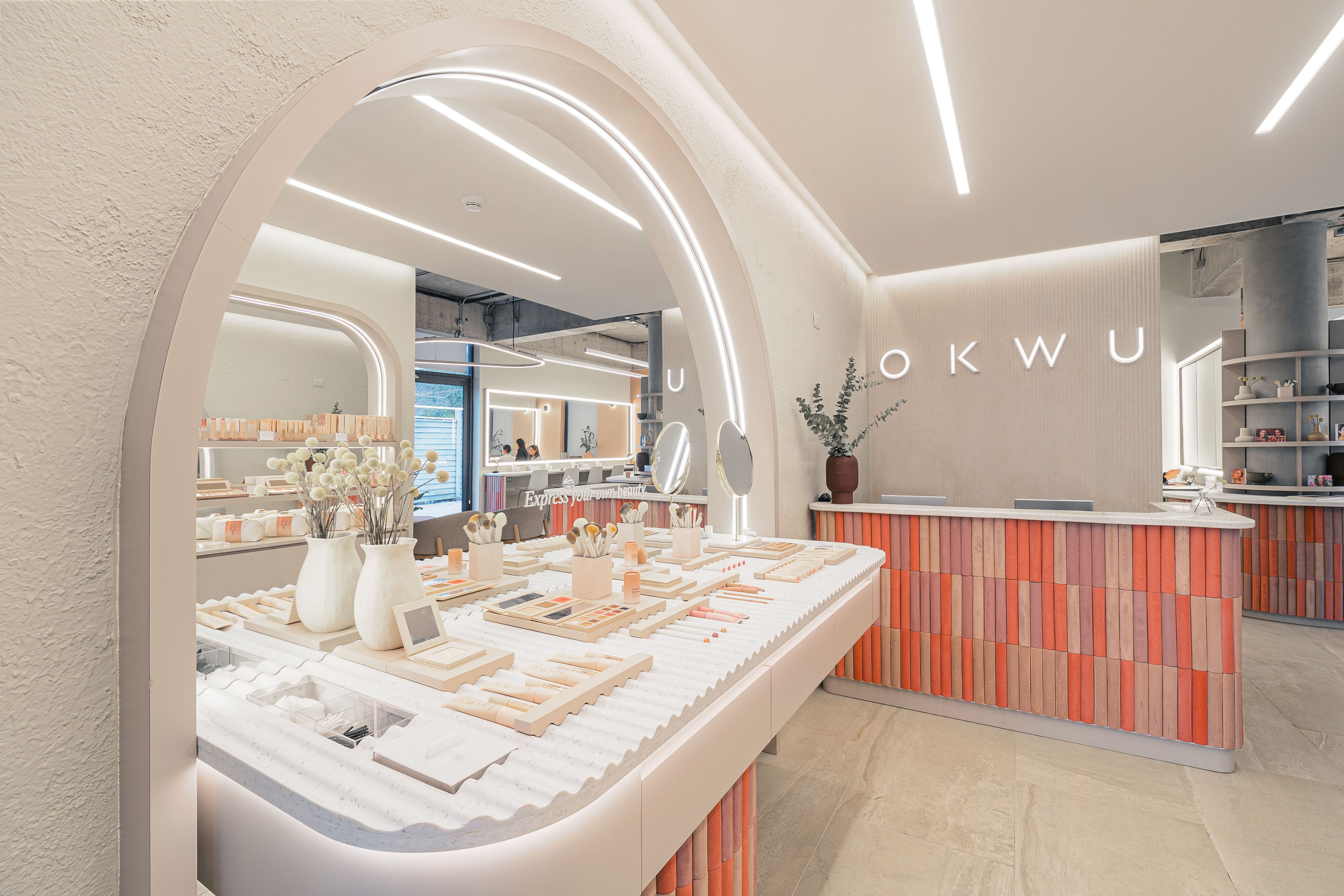 Mostradores OKWU con paneles en tonos coral