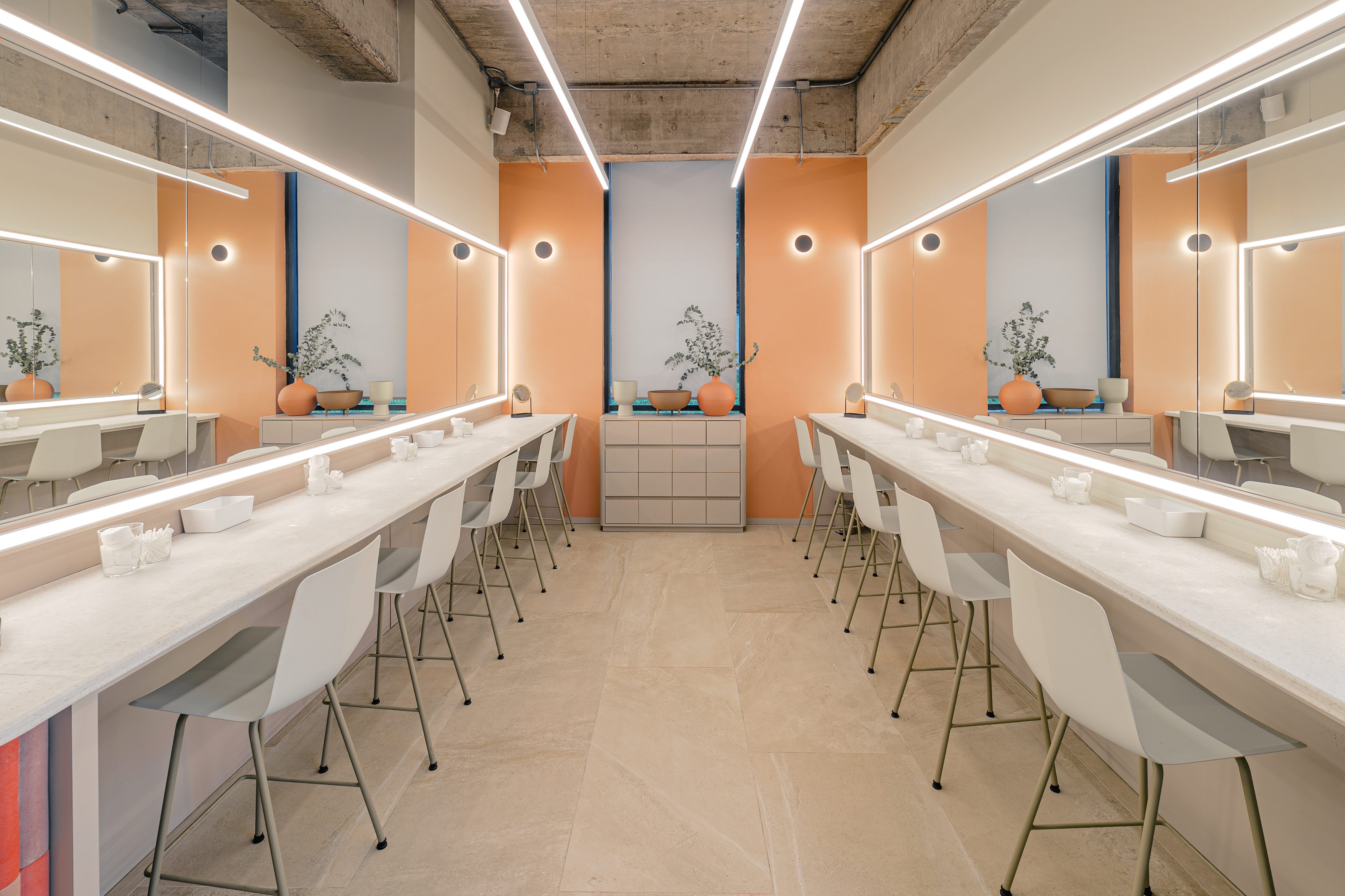 Interior comercial con paneles Flux — Proyecto OKWU