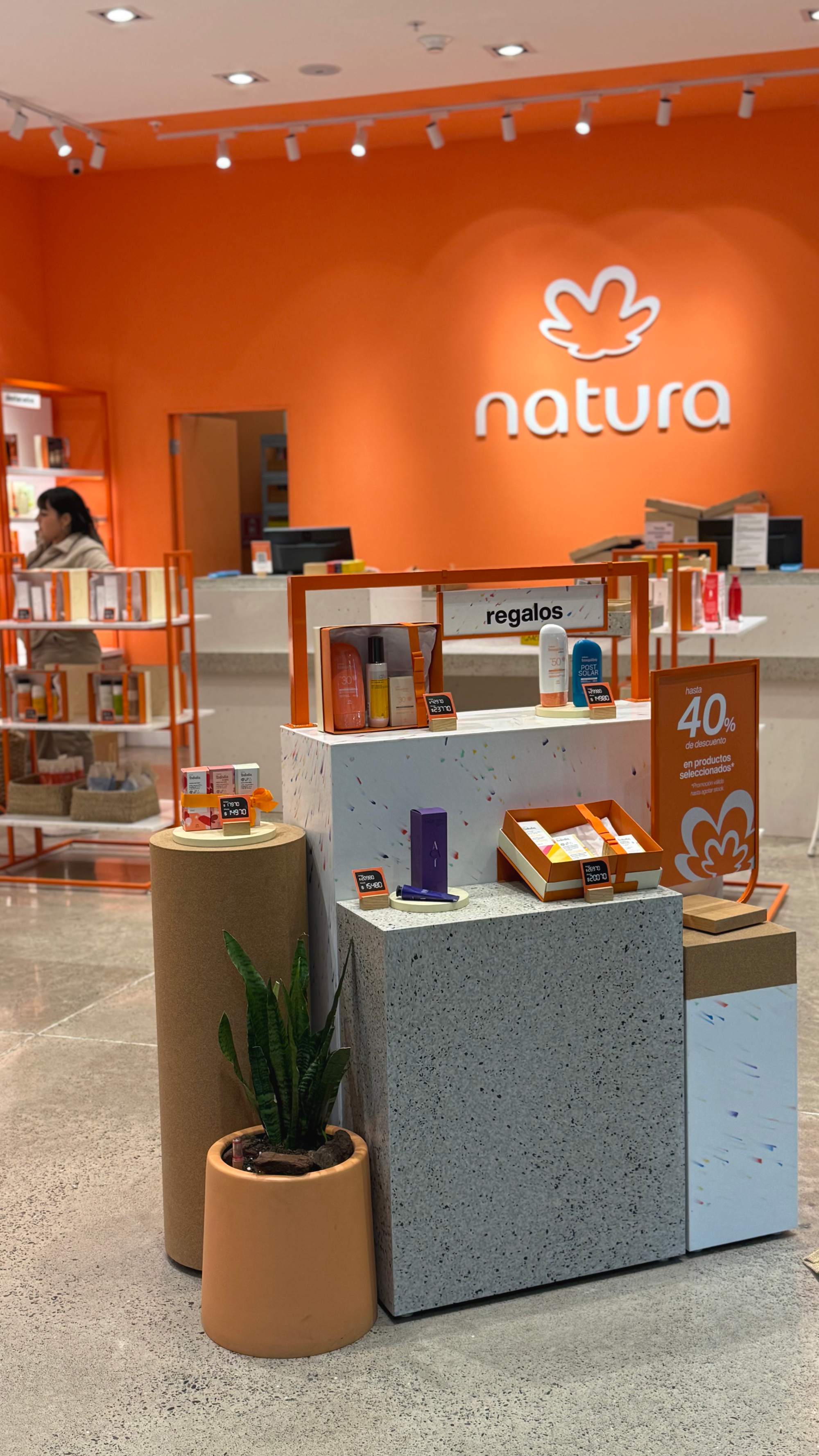 Muebles de exhibición Natura con paneles confetti