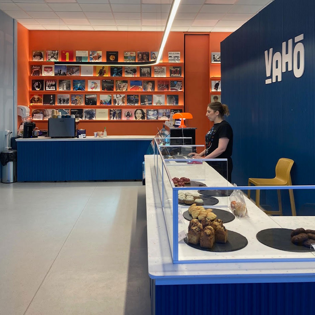 Café VAHO con paneles azules y diseño moderno