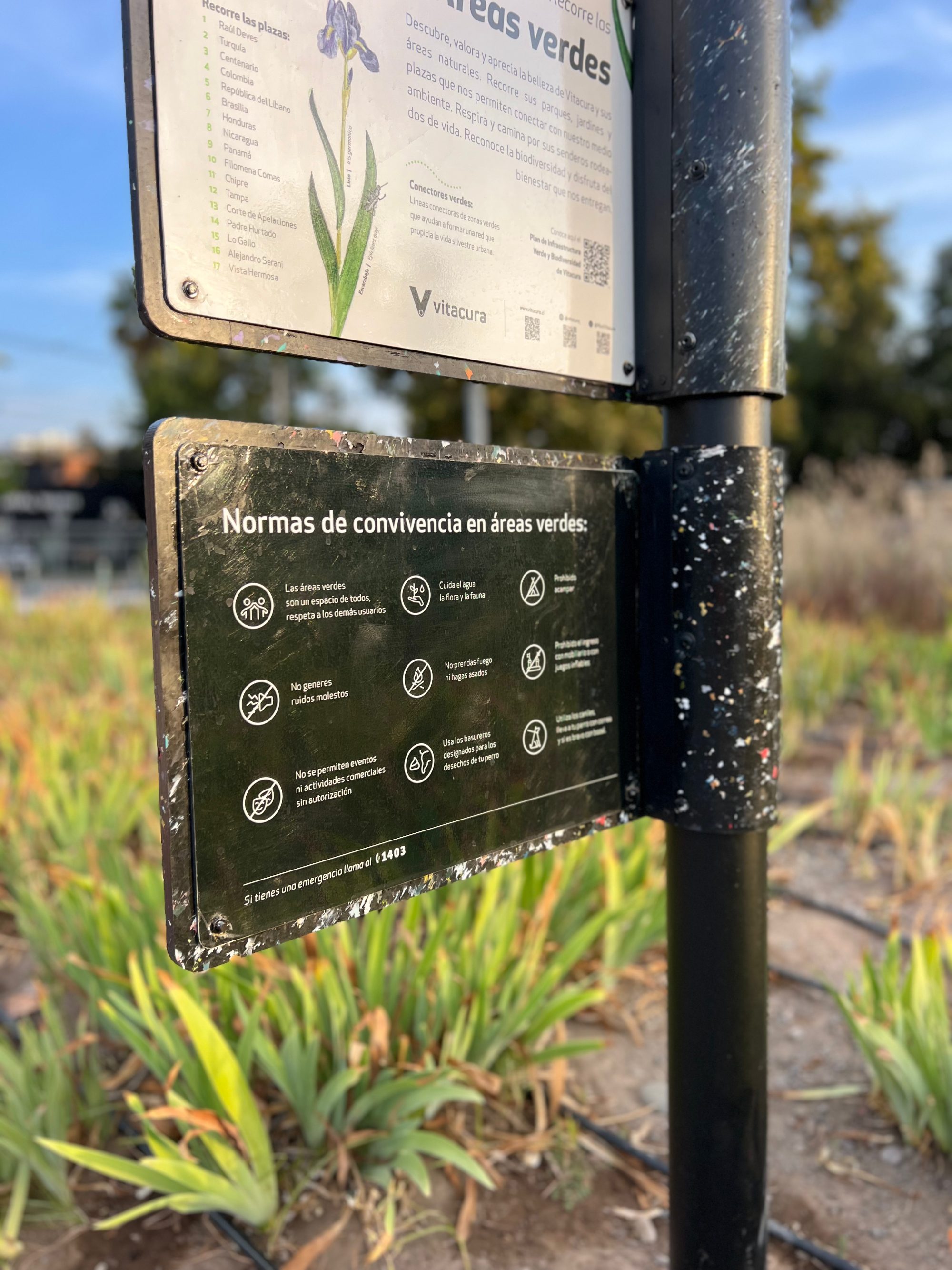 Señalética exterior Vitacura con paneles informativos